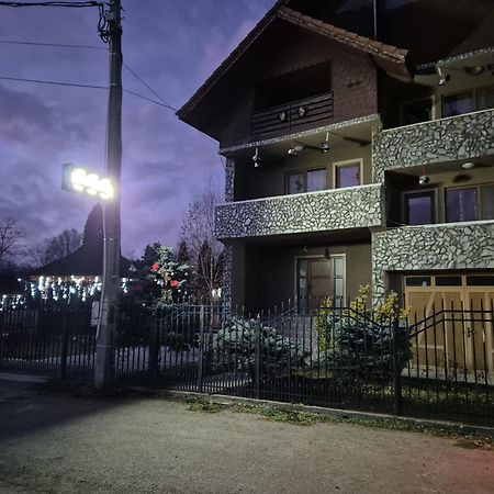 Pensiunea Anais Novaci-Străini Exteriér fotografie